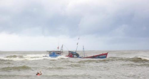 Bão suy yếu thành áp thấp, miền Trung mưa lớn