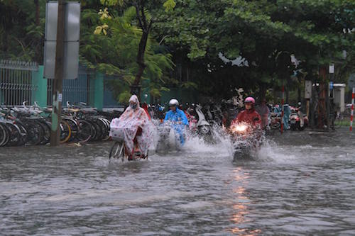 Bão suy yếu thành áp thấp, miền Trung mưa lớn