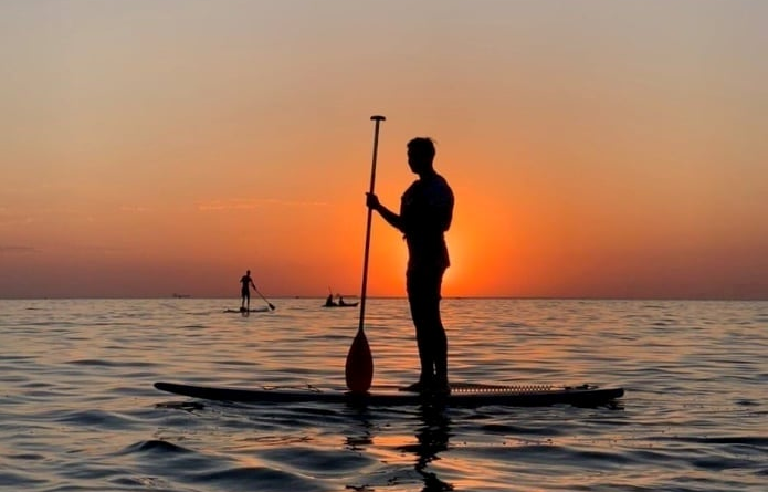 Chèo thuyền kayak đón bình minh trên biển đen