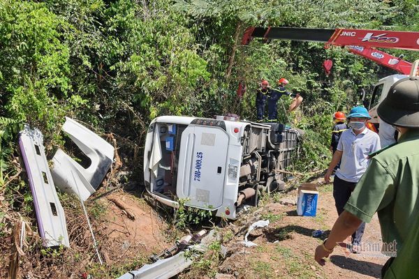 Tai nạn thảm khốc ở Quảng Bình: Xe mất phanh rồi lật khi đang đổ dốc