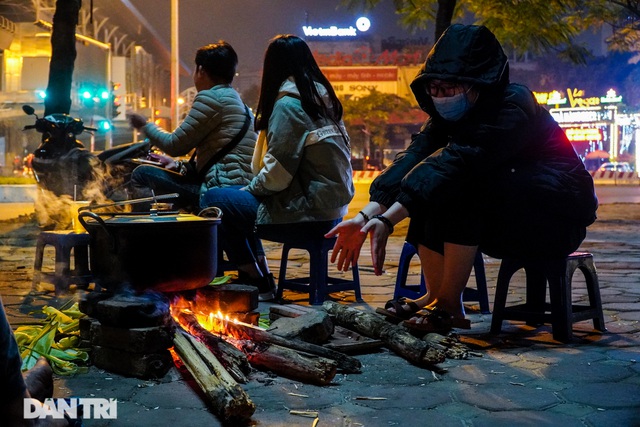 Mùa đông gõ cửa, người Hà Nội đốt lửa sưởi ấm giữa đêm giá lạnh