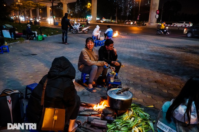 Mùa đông gõ cửa, người Hà Nội đốt lửa sưởi ấm giữa đêm giá lạnh