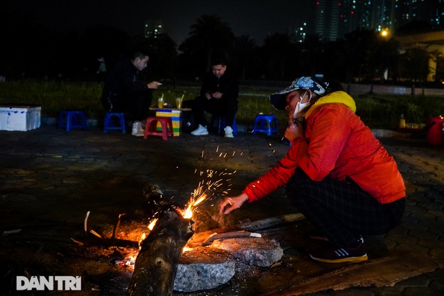 Mùa đông gõ cửa, người Hà Nội đốt lửa sưởi ấm giữa đêm giá lạnh